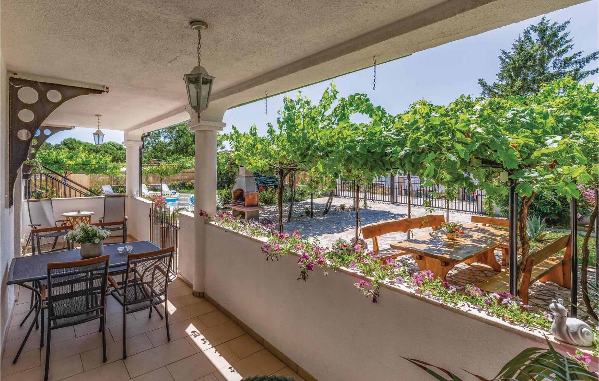 Gorgeous Apartment In Pula With Kitchen Extérieur photo